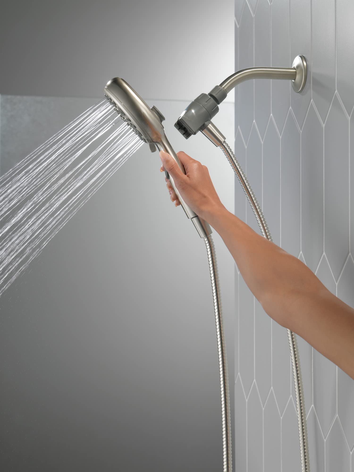 Amazon.com: Delta Faucet 6-Spray SureDock Magnetic Shower